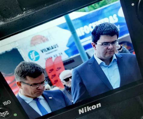 schema, vaizduojanti galinių sėdynių atlošų fiksavimo mechanizmą ir jų nulenkimo kryptį