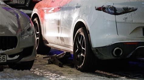 Vizualizacija, kaip automobilis pakeliamas ant keltuvo autoservise