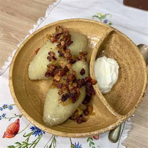 Lietuviškų patiekalų (cepelinų, karkos) lėkštės nuotrauka