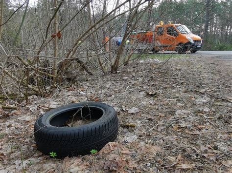 automobilis su dygliuotomis padangomis važiuoja apsnigtu ir apledėjusiu keliu, matomi dygliai padangų protektoriuje