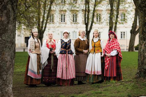 Tradiciniai gruzinų tautiniai kostiumai ir regionų simboliai