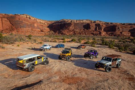 Nuotrauka su įvairiais automobiliais, pristatomais per „Easter Jeep Safari“