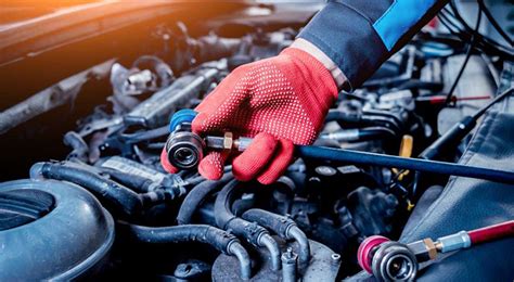 Meistras atlieka automobilio kondicionieriaus diagnostiką