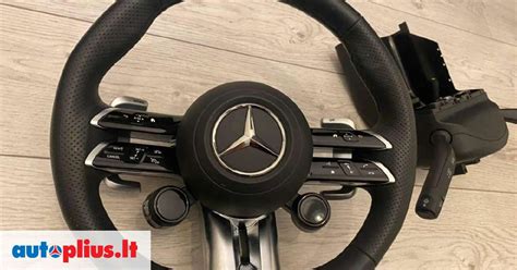 Įvairių formų ir medžiagų sportiniai vairai automobilių sportui