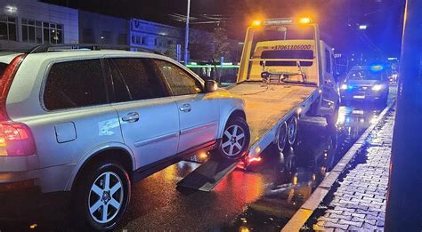iliustracija, vaizduojanti vairuotoją naktį su sutrikusia rega