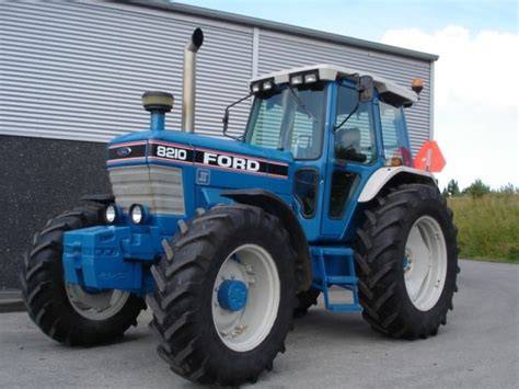 Ford 8210 traktoriaus nuotraukos ir dalies išdėstymas