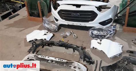 Modernus Ford Transit Custom priekis su dinamiškais priekinių žibintų ir grotelių dizainu