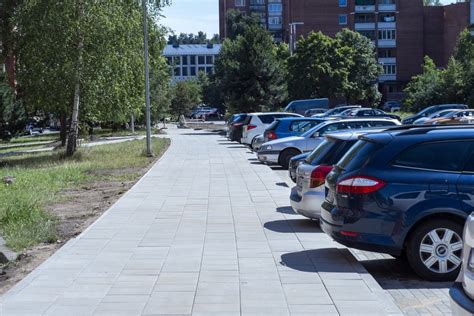 Tematinė nuotrauka, vaizduojanti automobilį, stovintį prie ženklo 1010-70