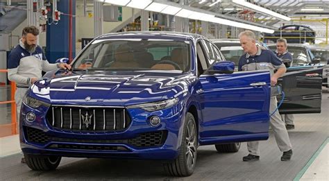 Maserati gamyklos interjeras, robotai ir darbuotojai surenka automobilį
