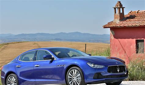 Maserati Ghibli modelio išorė, nuotrauka iš bandymų Italijos kraštovaizdyje