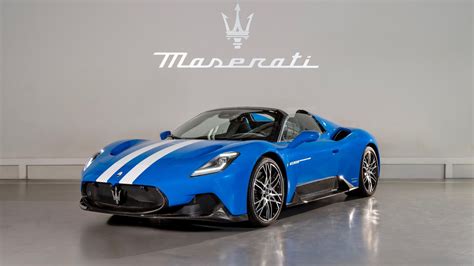 Maserati MC20 važiuojantis lenktynių trasoje
