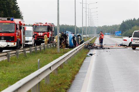 nuotrauka iš avarijos vietos su dalyvaujančiomis tarnybomis