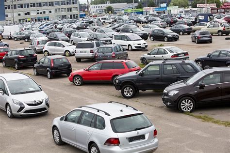 Automobilių parko nuotrauka, vaizduojanti naujus ir įvairius automobilius