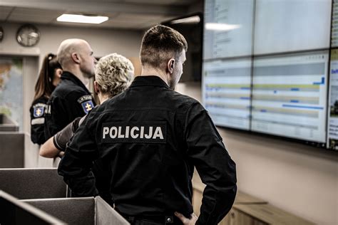 Tematinė nuotrauka apie kelių eismą ir policijos patrulį
