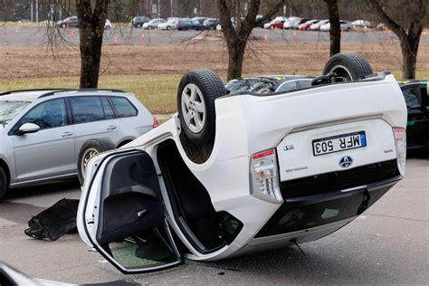 Nuotrauka: automobilis po smulkaus eismo įvykio, pavyzdžiui, po susidūrimo stovėjimo aikštelėje