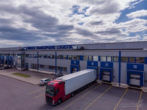 Teminis paveikslėlis, vaizduojantis sunkvežimius ir vairuotojus dirbančius logistikos terminale