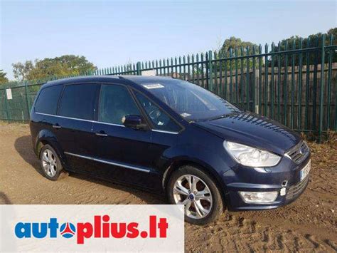 Tematinė nuotrauka: apgadintas „Ford Galaxy“ automobilis, nuvažiavęs nuo kelio ir atsitrenkęs į medį
