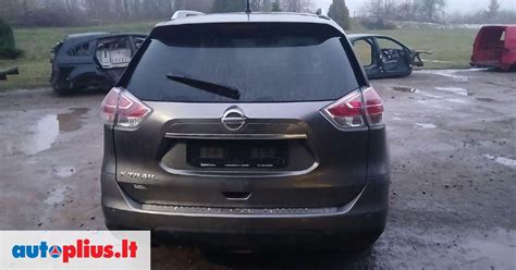 Tematinė nuotrauka: apgadintas „Nissan X-Trail“ automobilis po susidūrimo ir nuvažiavimo nuo kelio