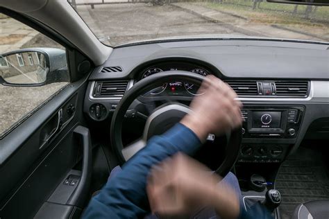 vairo ir rakto sukimas, siekiant atrakinti užraktą