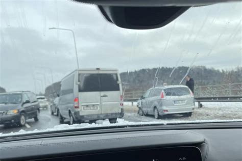 automobilis su įjungtu avariniu signalu kelkraštyje