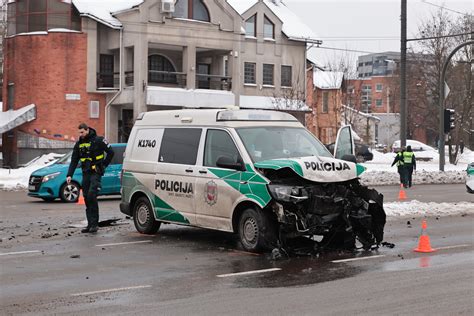 Teminė nuotrauka: perduodamas tarnybinis automobilis