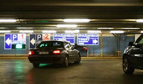 Teminis automobilio stovėjimo aikštelėje nuotrauka, vaizduojanti neeksploatuojamus automobilius