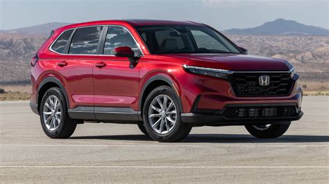Honda CR-V automobilis prie miesto fono