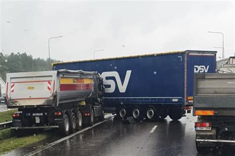 Sunkvežimio vilkiko ir priekabos nuotrauka kelyje