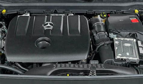 Infografika: Mercedes-Benz C300 variklio specifikacijos ir dinamika