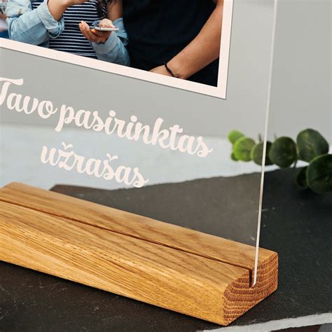 kelių skirtingų dydžių medinių žibintų su stiklo sienelėmis nuotrauka, stovinčių ant medinio paviršiaus
