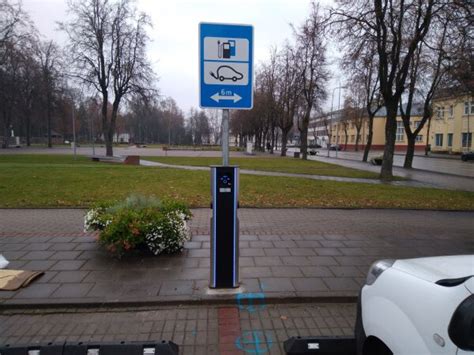 Pavyzdžiai, kaip trafaretai ir lipdukai naudojami žymėti automobilių stovėjimo vietas