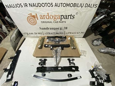 automobilio dalys sandelyje