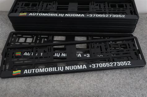 automobilio rakteliai ant stalo su užrašu 
