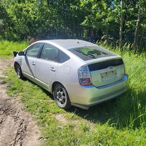 Toyota Prius automobilis su išpjautu katalizatoriumi