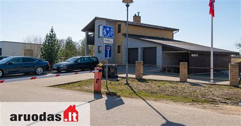 Tematinė nuotrauka su garažais ir automobilių parkavimu
