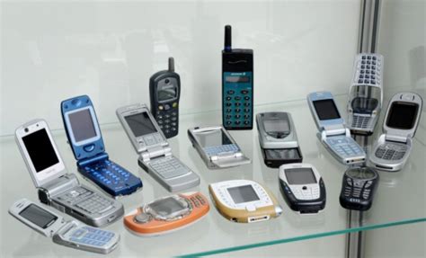 evoliucija nuo didelių mobiliųjų telefonų iki modernių išmaniųjų
