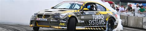 nuotrauka su skirtingų automobilių sporto disciplinų pavyzdžiais, pvz., ralio automobilis, drifto automobilis, formulė trasoje