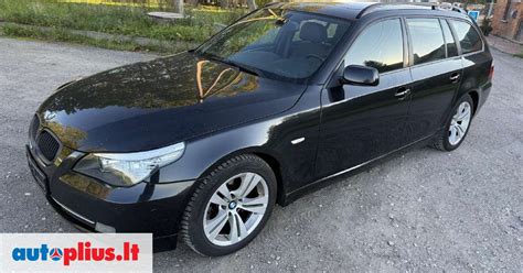 Tematinė BMW E60 universalas su sumontuotais stogo skersiniais nuotrauka