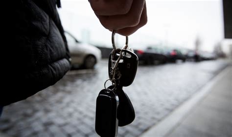 Teminė nuotrauka su automobilio rakteliais ir pinigais