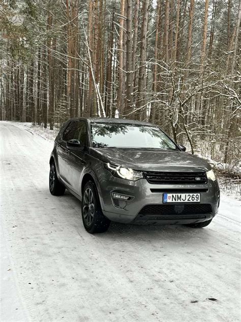 Visureigis Land Rover Discovery vilkantis didžiulį krovinį