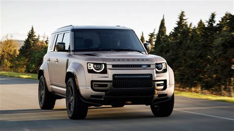 Vaidotas Marozas prie Land Rover visureigio