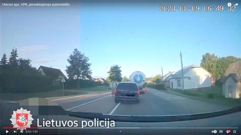 Policijos pareigūnas su kūno kamera sustabdė automobilį