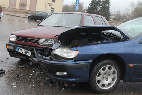 Avarijos vietos nuotrauka su stipriai apgadintais automobiliais