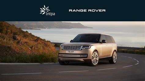 Nuotrauka su įvairiais Land Rover modeliais ir užrašais 