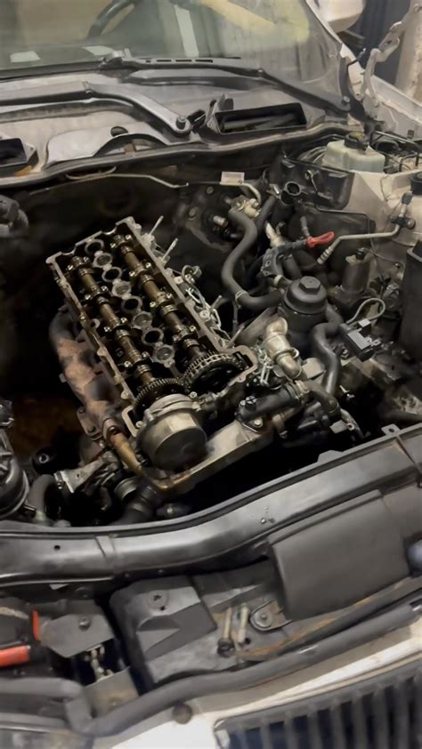 automobilio variklio skyriaus, su paryškintomis vietomis alyvos ir aušinimo skysčio patikrai