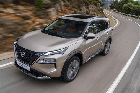 Naujasis Nissan X-Trail moderniame miesto peizaže