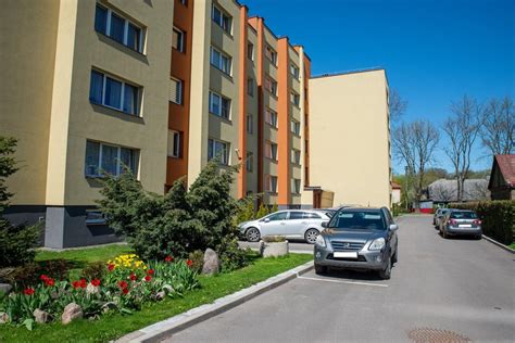 Teminė nuotrauka: perpildytas daugiabučio kiemas su netvarkingai pastatytais automobiliais