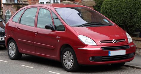 Citroen Xsara Picasso automobilis lyjant lietui, aiškiai matomas galinis valytuvas darbe