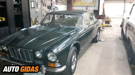 Klasikinis Jaguar X-Type dizainas ir priekinis grotuvas