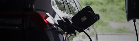 Toyota įkraunamo hibrido techninė schema su įkrovimo stotelėmis